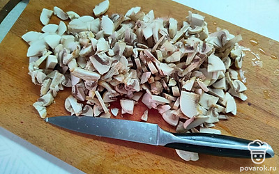 Шампиньоны вымойте, нарежьте пластинками. Лук нашинкуйте мелким кубиком. 