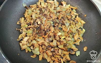 На сковороде растопите сливочное масло. Потушите лук и шампиньоны до мягкости. 