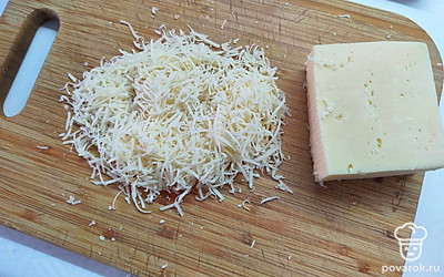 Сыр натрите на мелкой терке. 