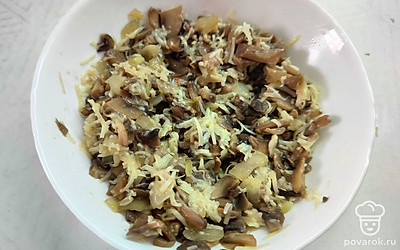 Смешайте тушеные грибы и сыр. Посолите по вкусу. 