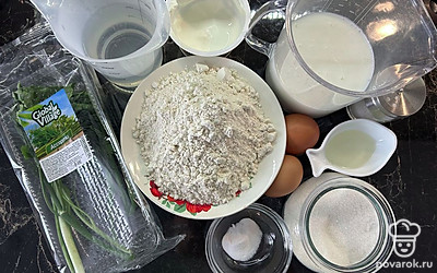 Подготовьте все ингредиенты. Муку просейте, кефир подогрейте. 