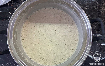 В миску разбейте яйца, добавьте соль, сахар и хорошо перемешайте венчиком. Затем постепенно всыпьте муку, хорошо перемешайте. В стакане с крутым кипятком растворите соду, влейте в тесто и быстро перемешайте. Добавьте масло, перемешайте и оставьте тесто на 10 минут. 