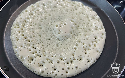 Начинайте жарить блины на хорошо разогретой сковороде. 