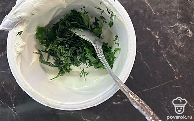 Подготовьте начинку. Зелень мелко нарежьте и добавьте к сметане. Перемешайте.