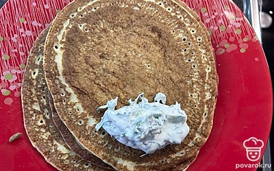 Выложите начинку на блины и заверните. Блинчики со сметаной и зеленью готовы! 