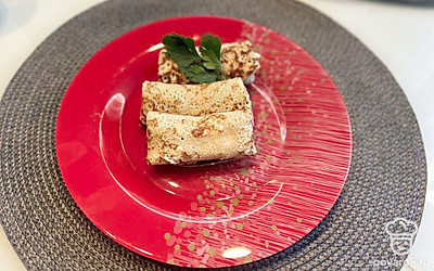 Подавайте порционно, украсив веточкой петрушки. 