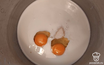 Для теста смешайте молоко с кефиром 2 к 1. Добавьте яйца, соль, сахар, ванилин. Взбейте.