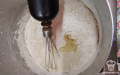 Всыпьте муку, положите 2 столовые ложки растительного масла. Перемешайте.
