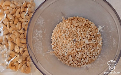 Свежие орехи кешью измельчите в блендере и добавьте в тесто для блинов.