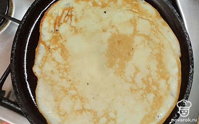 На разогретую сковороду вылейте половником тесто. Пеките сладкие ореховые блины с двух сторон, до аппетитного золотистого цвета.