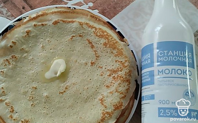 Каждый блинчик смажьте сливочным маслом, складывайте блины стопкой. Подаем к столу со сметаной. Приятного аппетита!