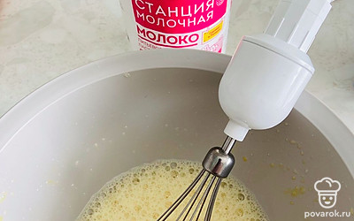 Взбейте яйца, сахар и соль до густой пены, добавьте растительное масло и хорошенько взбейте еще раз.