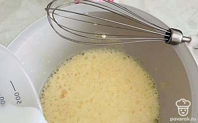 Влейте 250 миллилитров теплого молока, взбейте и аккуратно всыпьте муку, чтобы не было комочков. Должна получиться консистенция жидкой сметаны. Оставьте блинную смесь на 30 минут.