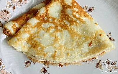 Разогретую блинную сковородку смазывайте маслом перед каждым блинчиком. Жарьте блинчики с одной стороны.