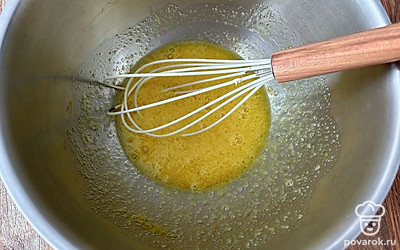 В миску разбейте яйца, добавьте соль, сахар и хорошо перемешайте венчиком.