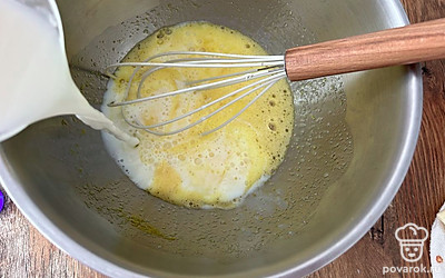 Добавьте 2 стакана молока комнатной температуры, перемешайте.