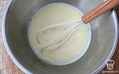 Влейте 1 стакан кипятка, перемешайте.