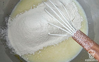 Муку просейте через сито, тщательно перемешайте венчиком.