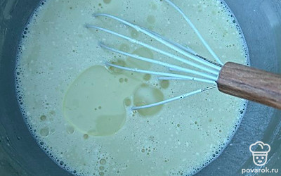 Добавьте растительное масло, перемешайте. Дайте настояться 20 минут.
