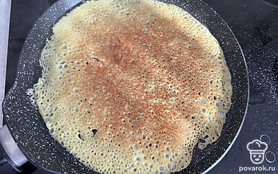 Блинницу хорошо нагрейте, добавьте каплю масла и обжарьте блин с двух сторон. Для последующих блинов масло не понадобится. 