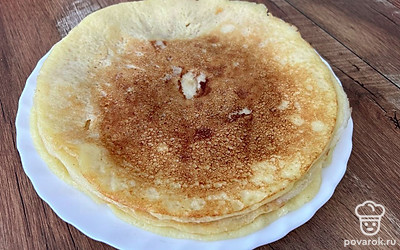 Подайте блины со сгущенкой, джемом или сметаной. Приятного аппетита!