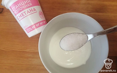 Добавьте 1 столовую ложку сахара и щепотку ванилина. Хорошо перемешайте. 