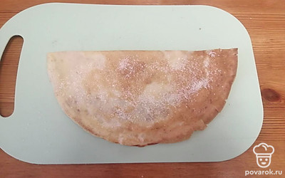 Сложите пополам и еще раз посыпьте сахаром. Сложите еще раз пополам. 
