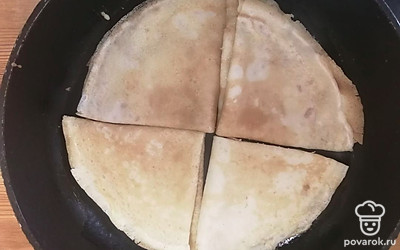 Проделайте это со всеми блинами, переложите их в сковороду. 