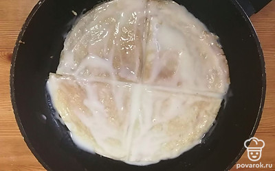 Полейте сметанной заливкой. Поставьте на медленный огонь на 7-10 минут. 