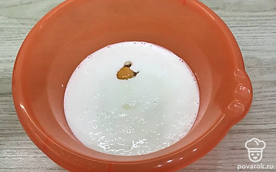 Добавьте яйцо, соль, масло. Хорошо перемешайте.