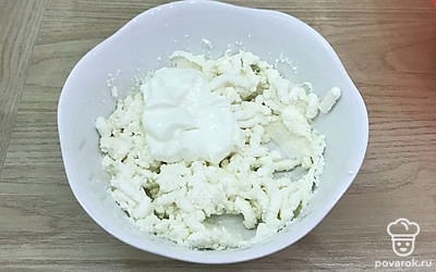 Творог, сметану, сахар и ванильный сахар соедините и перемешайте.