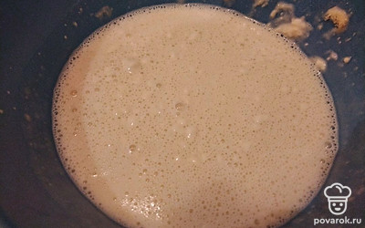 Из молока, яиц, муки и растительного масла сделайте блинное тесто.