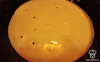 Выпекайте блины на сковороде, не слишком подрумянивая со второй стороны.