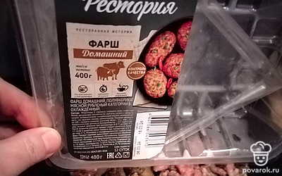 Грибы нарежьте. Обжарьте на растительном масле. Добавить фарш, соль, специи.