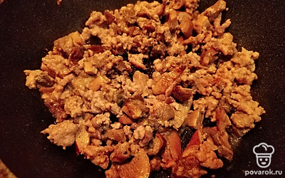 Обжарьте начинку до исчезновения у фарша красного цвета. 