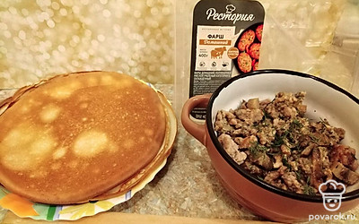 Дайте начинке и блинам слегка остыть. 