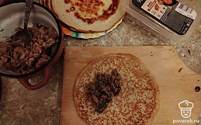 Положите более румяной стороной вверх. Выложите 1 столовую ложку начинки. 