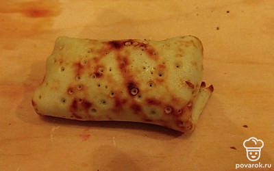 Сверните блин с начинкой в конвертик. Проделайте это со всеми блинами и начинкой. 