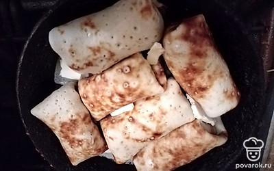 Растопите сливочное масло и обжарьте на нем блинчики-конвертики с двух сторон. 