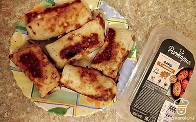 Подайте фаршированные блины со сметаной или любимым соусом. Можно подать такие блины с бульоном.