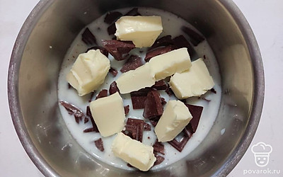 В кастрюлю выложите масло, шоколад и мед. Залейте молоком и поместите на огонь. Часть молока оставьте для введения крахмала. Нагревайте на среднем огне, постоянно помешивая. Доведите смесь до однородного состояния и начала кипения.