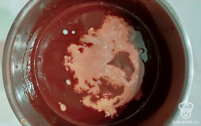 Крахмал разведите оставшимся молоком, вылейте в закипающее фондю и перемешайте. Делайте это до тех пор, пока смесь не загустеет. Обратите внимание, смесь нельзя кипятить. Поэтому снимите ее с огня еще до начала кипения.