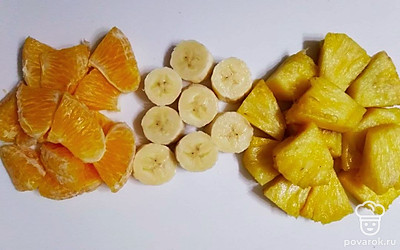 Подготовленные фрукты порежьте: бананы – кружочками, дольки апельсина порежьте на три части, ананас – ломтиками средней толщины. Нарезка должна быть удобной, фрукты должны хорошо накалываться на шпажки.