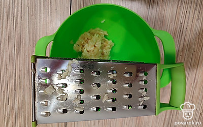 Помойте банан, очистите от кожуры и натрите на крупной терке. 