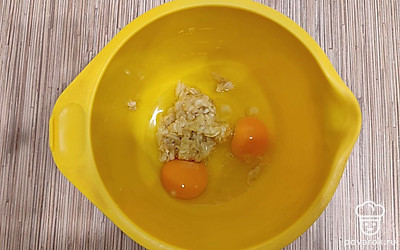 К банану вбейте два яйца.