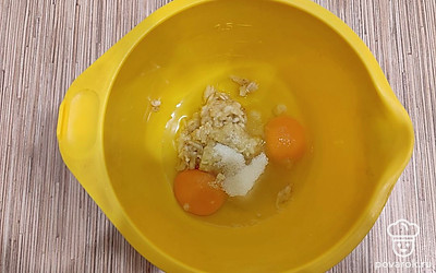 Добавьте сахар и соль.