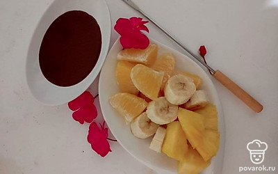 Подавайте фондю в теплом виде в качестве десерта. При порционной подаче подайте фрукты и фондю порционно в десертной тарелке и соуснице.