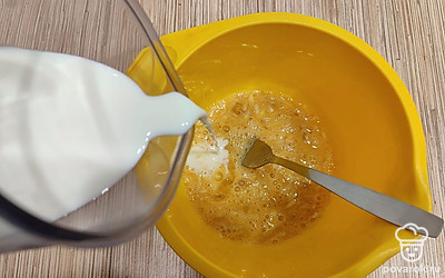 Налейте 200 миллилитров молока.