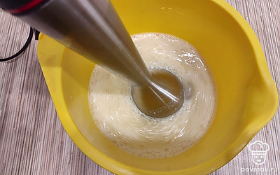 Блендером пробейте куски банана и заодно перемешайте тесто.