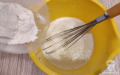 Постепенно добавьте пшеничную муку. Перемешайте.